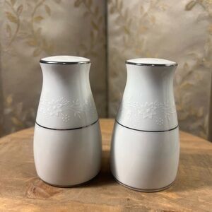 Noritake Buckingham 6438 Japan White Floral Salt and Pepper Set